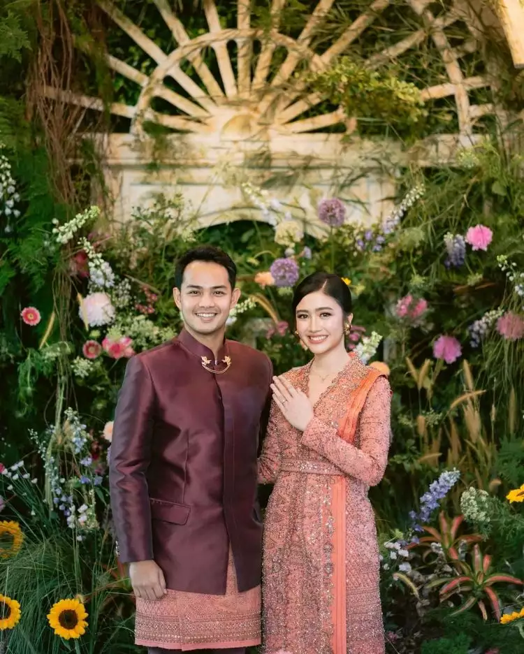 Bahagia dan Penuh Cinta! 8 Potret Manis Pertunangan Febby Rastanty dan Polisi Tampan Drajat Djumantara-nasium.net